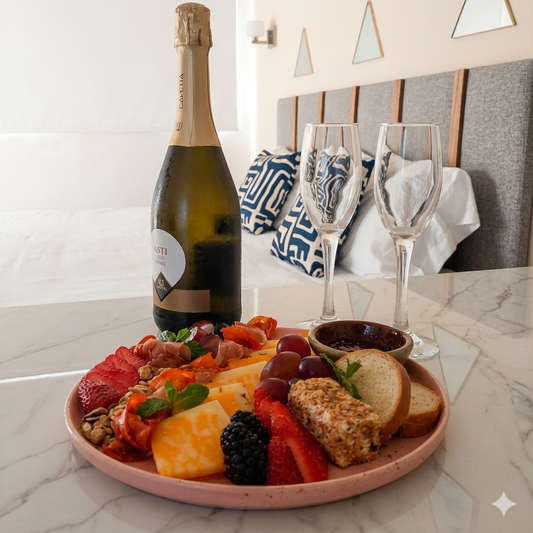 The Little Thing: Vino Espumoso & Tabla de Charcutería / Sparkling Wine & Charcuterie Board